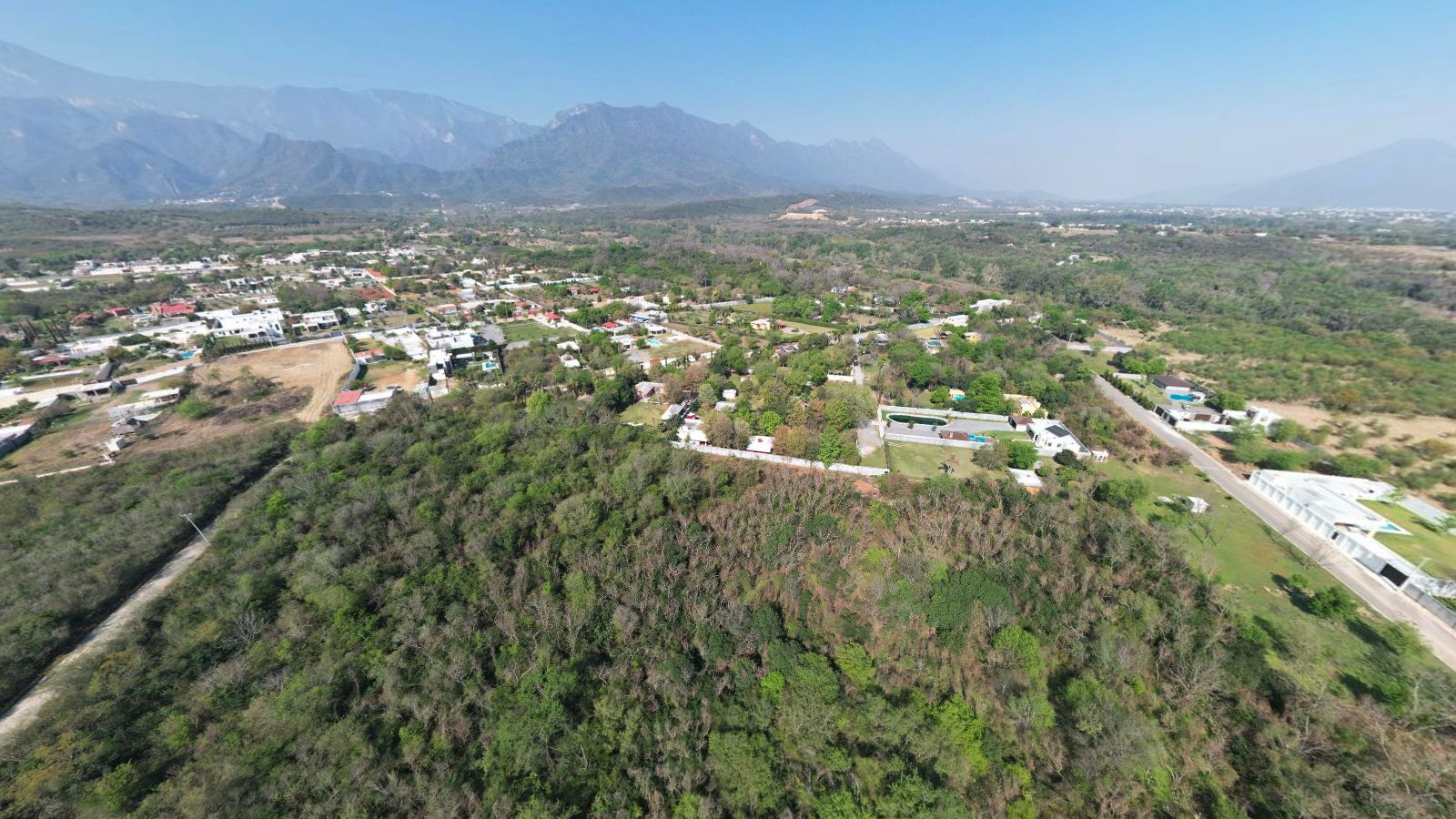 Vista aérea del terreno Santa Lucía con Allende y la sierra al fondo